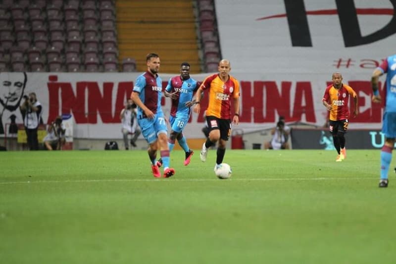 <p>Da Costa'nn kendisine faul yaparak sar kart grd pozisyonda yerde dtkten sonra rakibinin gsne ayayla vuran Feghouli, VAR incelemesi sonras krmz kart grd.</p>