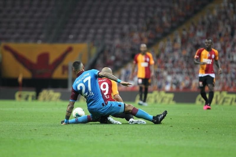 <p>Cezayirli futbolcu karara itiraz etse de Cneyt akr'n karar deimedi.</p>