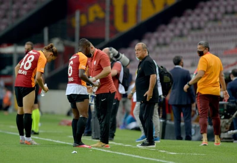 <p>Feghouli krmz kart grd! </p><p>Man 32. dakikasnda Galatasaray'da Feghouli krmz kart grd ve takmn 10 kii brakt.</p>