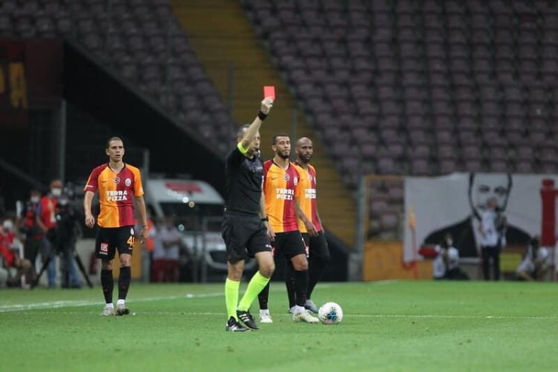 <p>te Feghouli'ye gelen tepkiler </p>