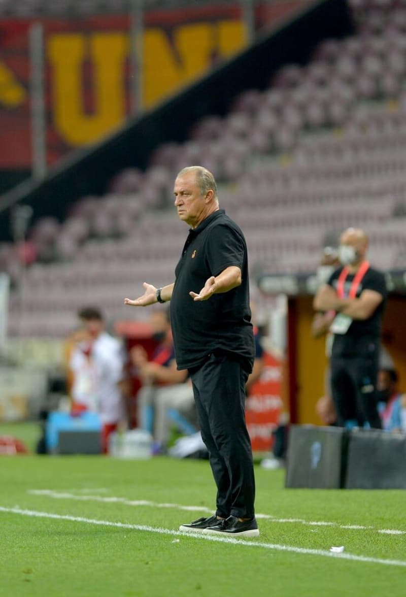 <p>Galatasaray'n iyi oynad dakikalarda krmz kart grerek takmn 10 kii brakan Feghouli'ye sosyal medyadan tepki yad!</p>