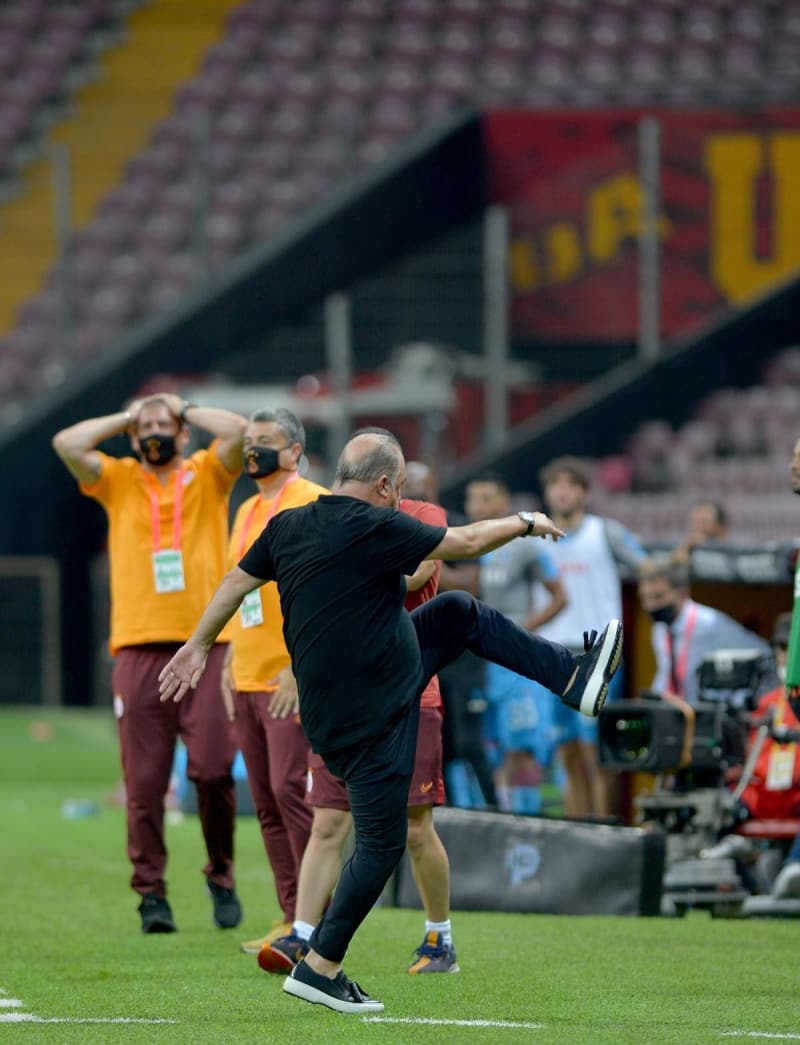 <p>Ben Emre'yi bir ka haftadr ok beeniyorum. Yapt koular ok kuvvetli. Seri'nin ma kartsz bitirmesi... Kaymak gibi ma ynetmi hakem.'</p>