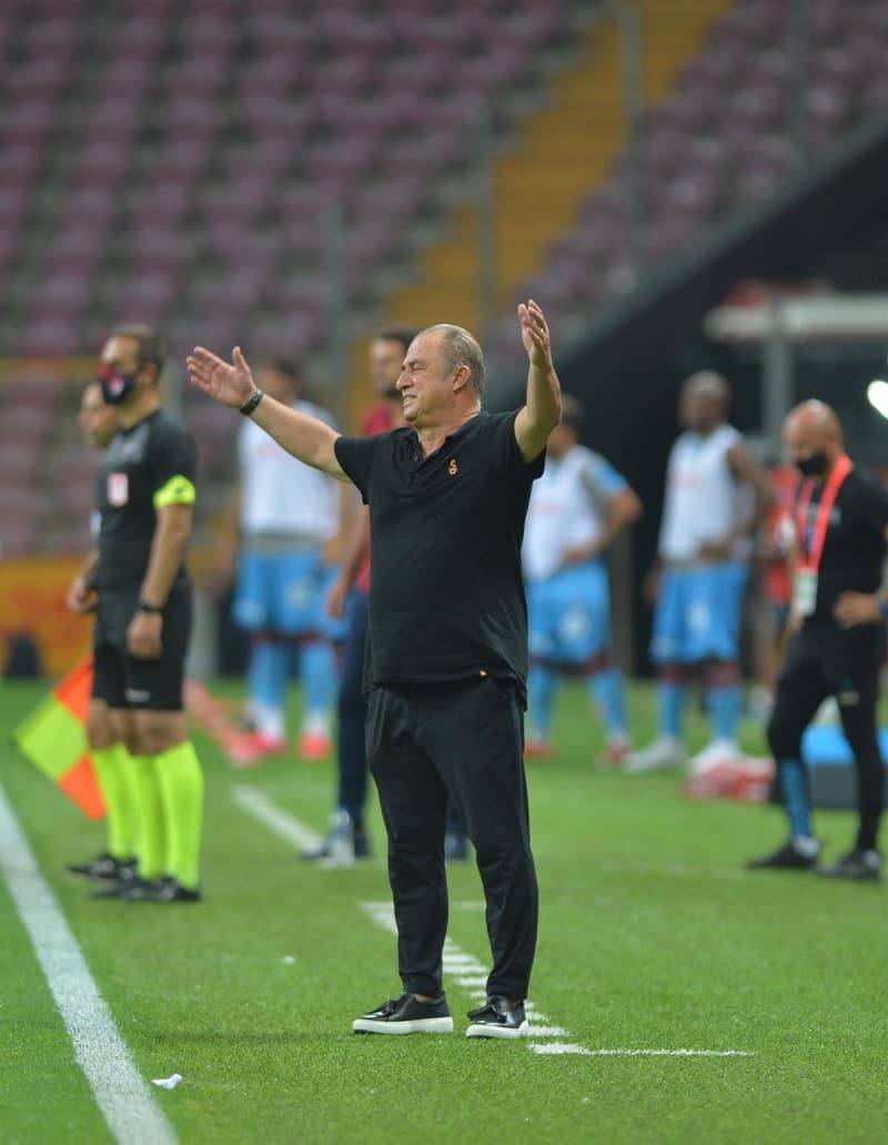 <p><b>'TARAFTAR FATH TERM'E ESTAFURULLAH DER'</b></p><p>'Fatih Terim'in taraftara seslenmesine taraftarlar 'estafurullah' der. Byle sezonlar olabilir. Galatasaray taraftar sever hocasn. Ben Fatih Terim'in ok ey sylemek istediini ama syleyemediini dnyorum'</p>