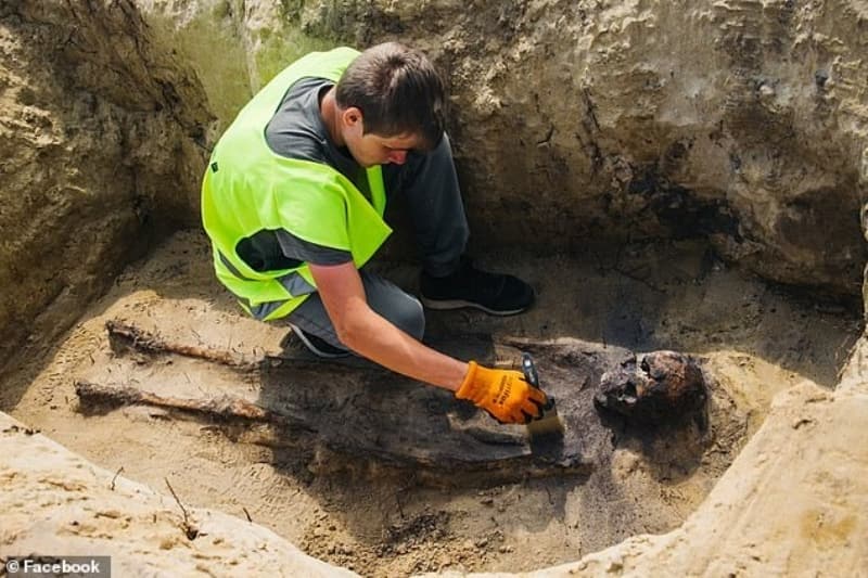 <p>İskeletlerin sırtları yerde ve elleri yanlara yerleştirilmişti . Arkeologlar bazılarının ağızlarında hala madeni paralar olduğunu görünce çok şaşırdılar</p>