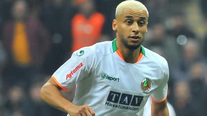 <p>Alanyasporlu Welinton'u da deerlendiren Dilmen, <b>'Welinton uzun boylu ama atletik deil. Eer Beikta'a gelirse ok eyi deitirmez'</b> eklinde konutu.</p>