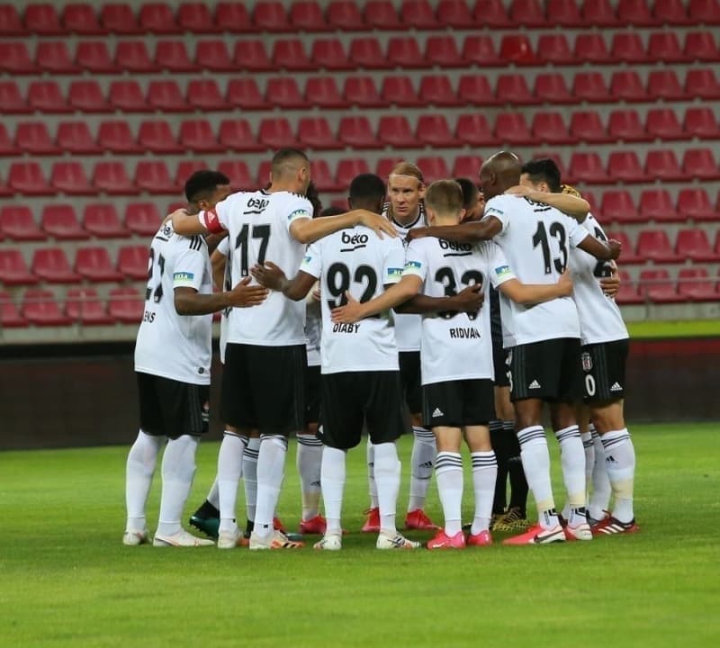 <p>'Kaleci, stoper, forvet arkas ve forvet; yani omurga lazm Beikta'a.'</p>