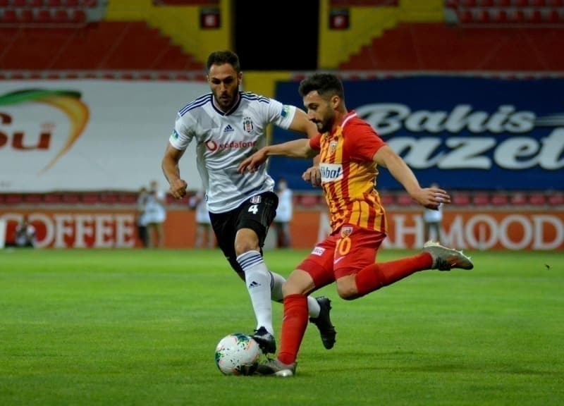 <p>'Beikta doru oynamyor. Gelecekle ilgili planlama yaparken Sergen Yaln bu dzende oynayacaksa kesinlikle Amerika atletizm takmndan 4 ismi savunmaya yerletirmeli. Yoksa ba edemezsiniz nk ok riskli oynuyor.'</p>