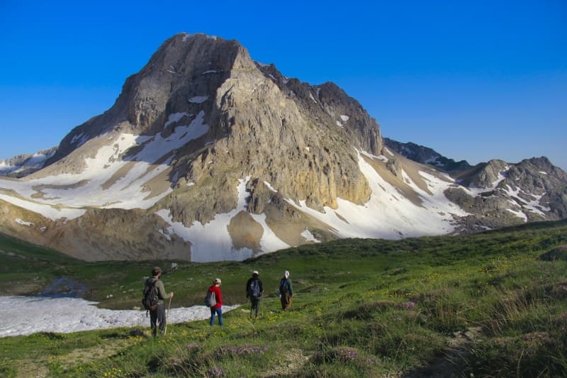 <p>Rengarenk çiçeklerin ve derelerin bulunduğu alanlarda doyasıya vakit geçiren ziyaretçiler, gün batımında geri dönerek doğa turlarını tamamlıyor.</p>