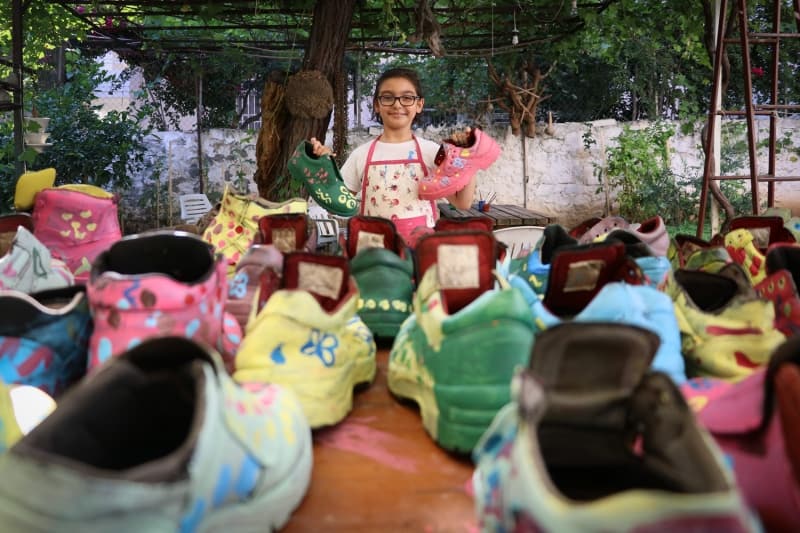 <p>Proje öncülerinden Banu Demirkent, AA muhabirine yaptığı açıklamada, Avrupa'da çöpe gidecek ayakkabıların bu şekilde değerlendirildiğini internet üzerinden görmeleri üzerine bu projeyi başlattıklarını söyledi.</p>