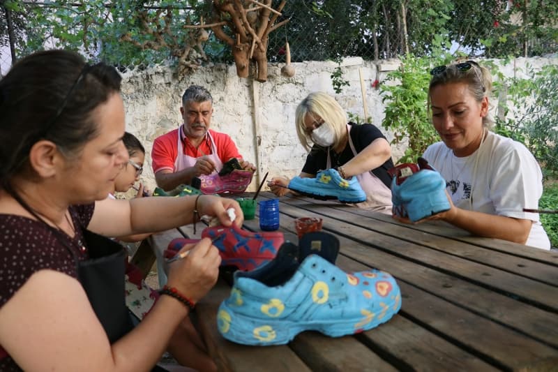 <p>Bir heykeltraş atölyesinde bu ayakkabıları farklı renk ve desenler çizerek boyadıklarını anlatan Demirkent, 'Yaklaşık bir aydır bunun üzerinde çalışıyoruz. Eski ayakkabıları çöpe gideceğine değerlendirmek istedik. Burada amacımız geri dönüşüme, çevre konusuna ve israfa dikkati çekmek. Bunu yaparken de farkındalık oluşturmak.' ifadelerini kullandı.</p>