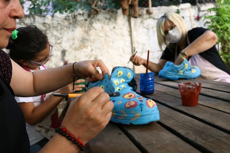 <p>Topluluğun en küçük üyesi 10 yaşındaki Sabiha Su Karkaş ise kuş yuvaları için ayakkabı boyamanın kendisi için eğlenceli bir faaliyet olduğunu dile getirdi.</p>