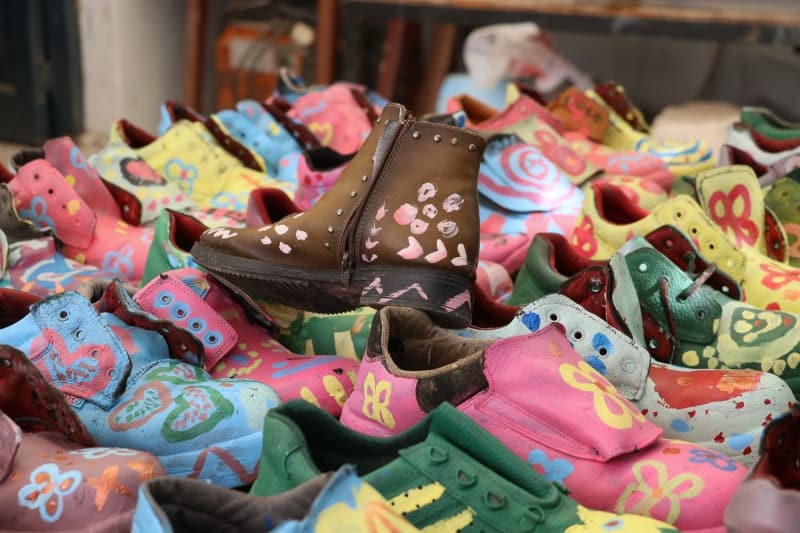 <p>Ardından ayakkabıları, ağaçlara da zarar vermeden iplerle sabitledikleri anlatan Kurt, 'İskenderun'da birçok yere bunları yerleştireceğiz. Kuşlar da umarız kendilerine yuva olarak benimser. Daha önce yapılmadığı için bunu tam kestiremiyoruz. Bu projeyi Hatay'dan başlatıp Türkiye'nin birçok bölgesinde uygulayacağız.' diye konuştu.</p>