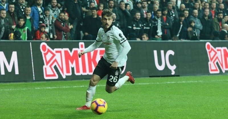 <p>Menajerini değiştiren ve Ahmet Bulut’la anlaşan yıldız oyuncunun transferinde yeni sezonda Sportif Direktör pozisyonuna oturacak olan kaptan Emre Belözoğlu’nun kilit rol oynadığı gelen haberler arasında yer alıyor.</p>