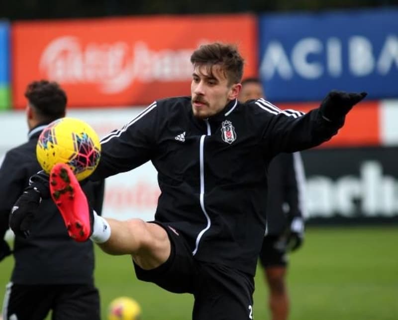 <p>Başkan Ali Koç’un da, 24 yaşındaki orta saha oyuncusunu takımda görmeyi çok istediği, ayrıca Dorukhan’ın babası Mustafa Toköz’ün de çok iyi bir Fenerbahçeli olduğu biliniyor.</p>