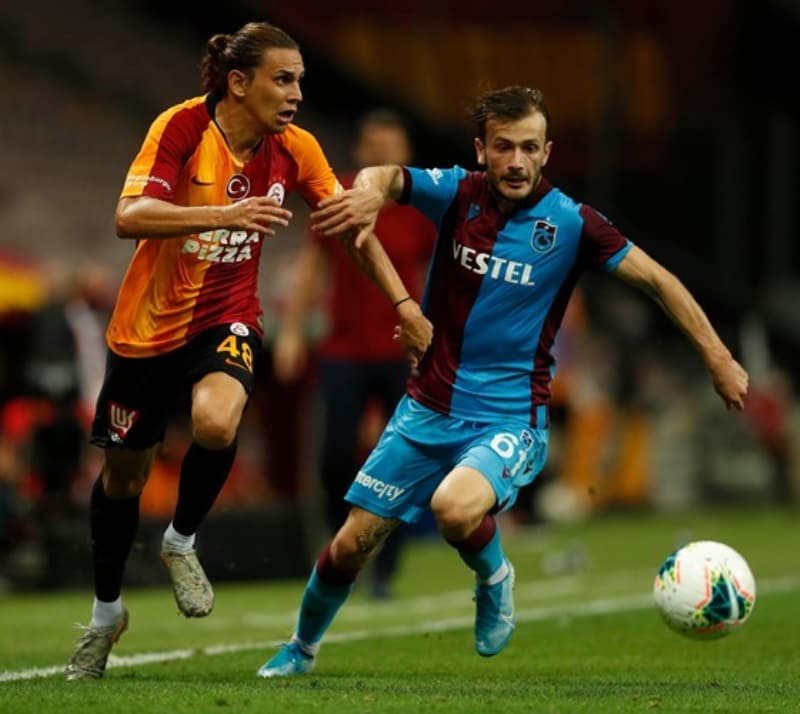 <p>Trabzonspor yenilgisiyle beraber ilk 2’ye girme umutlarını kaybeden Cim-Bom, gelecek sezon Şampiyonlar Ligi’ne gidememenin bedelini çok ağır ödeyecek.</p>