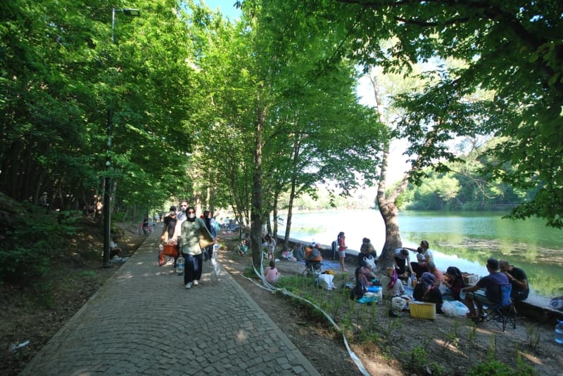 <p>Ziyaretçilerden Çağrı Kayalar, AA muhabirine yaptığı açıklamada, Karagöl'e ilk defa geldiğini belirterek, 'Ailemle birlikte geldim. Çok hoşuma gitti. Gayet hoş bir ortamı var. Hem ortam güzel, hem de havası ve doğası çok güzel. Yeşillik ve sessiz sakin olması bizi çok mutlu etti.' dedi.</p>