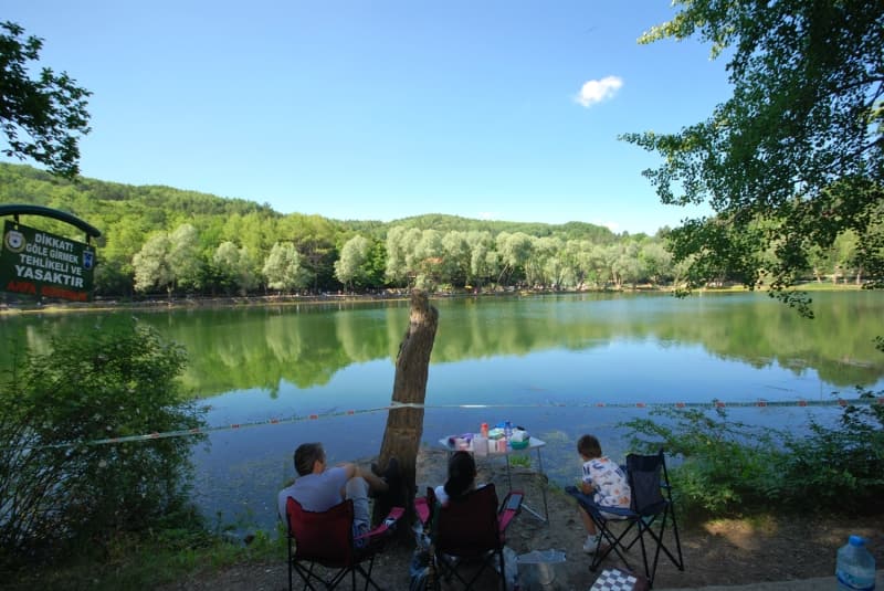 <p>İlçe merkezinde 22 kilometre uzaklıktaki Karagöl, bu tarihten itibaren şehrin stresi ve bunaltıcı sıcaklardan bunalanları ağırlıyor.</p>