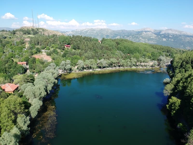 <p>Günübirlik gezilerin yanı sıra çevresindeki ormanlık alanlarda kamp yapma imkanı da bulunan Karagöl, temiz havası ve doğasıyla başta fotoğraf tutkunları olmak üzere ziyaretçilerini mutlu ediyor.</p>