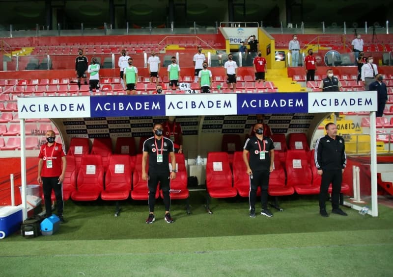 <p>Futbolcunun sezon banda yaplan muayenelerinin ve hastane kontrollerinin temiz kmasna ramen, sezon bitimine doru bir anda 'kronik sakatl var' eklinde ilan edilmesi, cevap bekleyen sorulardan biri olarak duruyor artk.</p>