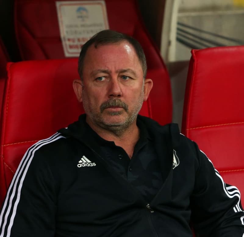 <p>Teknik direktr Sergen Yaln'n bir anda 'N'Koudou'nun kronik sakatl var' eklindeki aklamas ok etkisi yaratrken, akllara sakatln gizlenip gizlenmedii sorusunu da getiriyor.</p>