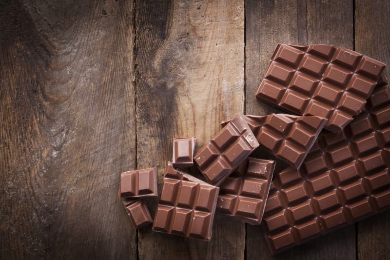 <p class='MsoNormal'>Konu tercih yapmaya geldiğinde ise bilmeniz gerekenler var. Sütlü, fındıklı, kuru meyveli derken sonsuz çikolata deryasında tutunacağınız sağlıklı dal uzmanların ortak görüşü ile bitter olmalı. Konuya ilişkin görüşlerini aktaran Diyetisyen Avcı, “Aslında tüm çikolatalar mutlu eder. Çikolatanın o ilk açtığınız andaki bizi cezbeden kokusu beynimize işlediği için de biz mutlu oluyoruz. Ama kakao noktasında düşündüğümüzde bitter çikolata çok daha sağlıklı ve çok daha mutluluk veren bir noktada…” şeklinde konuştu.</p>