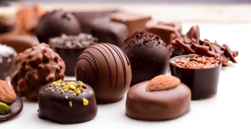 <p class='MsoNormal'>Diyetisyen Avcı, “Çikolata kakaodan dolayı evet faydalı da olabilir, çünkü çikolatanın sadece mutluluk vermesi dışında içerisindeki kakaodan dolayı biyoaktif bileşenler, antioksidan etkisi yine magnezyum içeriğinden dolayı, tansiyonu düşürmesi, kolesterolü düşürmesi, kalp sağlığını olumlu yönde etkilemesi bunların hepsi zaten yapılmış bilimsel çalışmalarla ortaya konuyor. Ama düşündüğünüzde de çikolata aynı zamanda hem şeker hem de yağ içeriyor. O yüzden burada hem şeker kaynağının ne olduğuna bakmak önemli, doğal şekerle mi tatlandırılıyor yoksa glikoz şurubu mu içeriyor veya stevyalı bir çikolata mı bunların hepsi önemli… Yağ miktarını ve şeker içeriğini düşündüğümüzde istemeden de olsa değer olarak baktığınızda kalorinin yükseldiğini de görüyorsunuz. Tamam bitter çikolata, bugün piyasada yüzde 70’in üzerinde kakaolu bitter çikolatalara da baktığınızda 100 gramı en az 400 küsur kalori içeriyor. Bu nedenle çikolata tüketiminin bir sınırı olması gerekiyor. Genel olarak söylemek gerekirse 40 gramın üzerinde tüketmemek gerekiyor. Çünkü çikolata içeriği nedeniyle kolay yakılamıyor. Bu nedenle tercih noktasında belirli oranda, ve yüzde 70 bitter olan seçimler diğerlerine göre daha sağlıklı olacaktır” ifadelerini kullandı. </p>