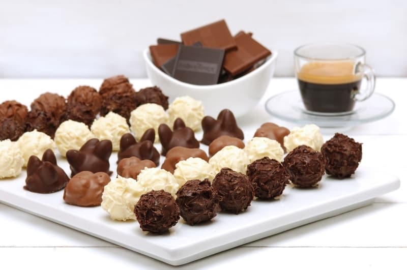 <p class='MsoNormal'>Evet çikolata birçok açıdan faydalı ama fazla tüketilmesi halinde büyük dertler açabilecek bir besin… Tıpkı diğer yiyecekler gibi belirli ölçü ve sınırları aşmamakta fayda var. </p>