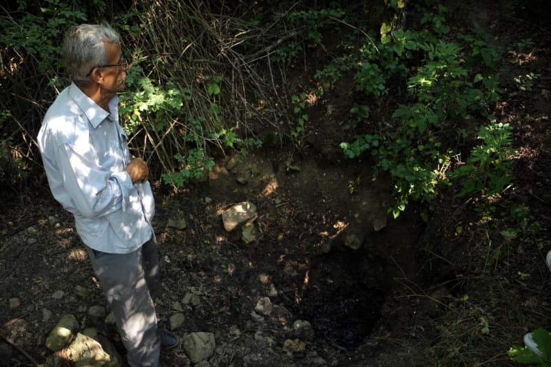 <p>Niksar ilçesine bağlı Eryaba köyü ormanlık alanında bulunan su kaynağı çevresinde yıllardan beri kuş ölümleri görülüyor. Kabarcıklar çıkmasına rağmen sıcaklığı normal olan gözeye bölge halkı yaşanan kuş ölümleri nedeniyle 'Kuş geçmez' adını koydu.</p>