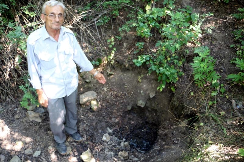 <p> Bazı vatandaşlarımız da buradan yaraları ve cilt rahatsızlıkları için su alıyor. Bazen de bizden isteyenlere gönderiyoruz. Ben 63 yaşındayım bu su böyle, benden önce de böyleymiş. Burada kuşu öldüren su bizi de öldürür. Buranın araştırılmasını istiyoruz' dedi. </p>