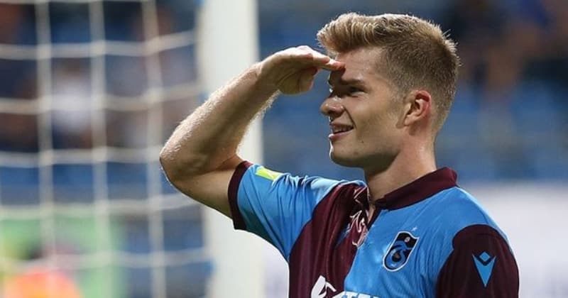 <p>Napoli'nin, Osimhen için 60 milyon Euro'yu gözden çıkardığı ancak Lille yönetimiyle ortak noktada henüz buluşulamadığı için B Planı'na geçiş yapıldığı bildirildi.</p><p>Bordo-Mavililer'in Norveçli golcüsü için İngiltere Premier Lig ekiplerinin de takibinin sürdüğü öğrenildi.</p>