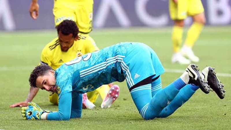 <p>Ligin 30. haftasında sahasında Göztepe'yi 2-1 mağlup eden sarı-lacivertlilerde, bu maçta kırmızı kart gören Serdar Aziz kadroda yer almadı. Fenerbahçe'de Serdar'ın yerine Gençlerbirliği karşısında stoperde Jailson forma giydi.</p>