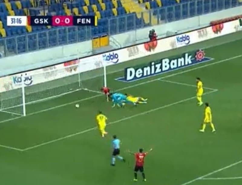 <p>Zorlu karşılaşmanın 32'inci dakikasında Altay kalesini gole kapattı. Stancu, Soner ve Sefa Yılmaz'ın girdiği pozisyonlarda kalesinde devleşen genç kaleci, savunma hatasından dolayı kaleye giden bir adeta uçarak çizgiden çıkardı.</p><p><b>NOT: GÖRÜNTÜLER BEIN SPORTS'TAN ALINMIŞTIR.</b><br></p>