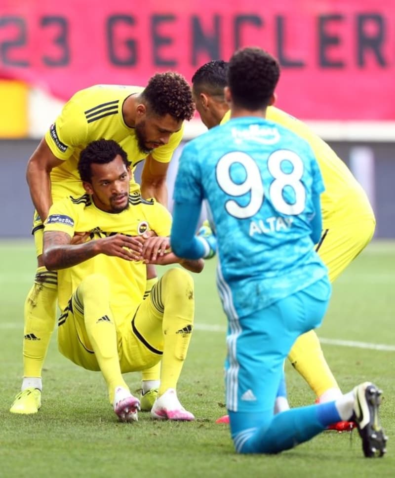 <p>Jailson'un stoperde oyuna başlaması taraftarların olumsuz eleştirilerini beraberinde getirdi.</p>