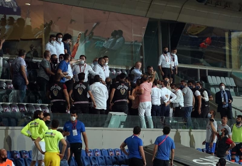 <p>Medipol Başakşehir- Denizlispor müsabakasında iki takım yöneticileri arasında gergin dakikalar yaşandı. Mücadelenin 65. dakikasında Enzo Crivelli’nin Başakşehir’i 1-0 öne geçiren golü kaydetmesinin ardından protokol tribünü de birbirine girdi.</p>