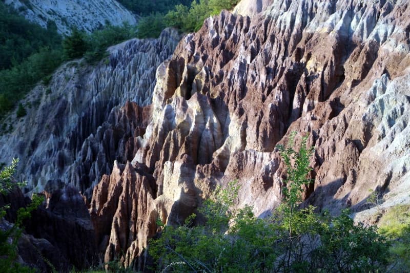 <p>Gökçeli Beldesi Belediye Başkanı Mustafa Koyuncu, 'Gökçeli beldemizin Ballıca bölgesinde bulunan yer Dilim Kayalar diye geçer. Burası çok eski bir oluşum. Doğa harikası bir hazine var. Tarihi ile ilgili net bir bilgi yok. Burası asırlar boyu devam eden bir oluşum. Bu haliyle bile çevreden duyup gelenler var. Sosyal medyadan öğrenip fotoğraf çekmeye gelenler var. Her gelen vatandaşlar ise neden burayı turizme açmıyorsunuz diye soruyor' dedi.</p>
