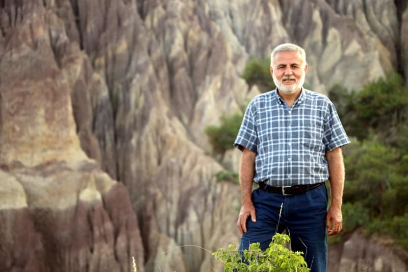 <p>Yapılacak çalışmalar ile bölgenin Nevşehir'de bulunan peri bacalarına rakip olabileceğini belirten Başkan Koyuncu, 'Burada da peri bacalarını andıran oluşumlar var. Harika bir oluşum. Burası bu vadi boyunca da uzuyor. Büyük bir oluşum. Biz şu anda burayla ilgili bir proje hazırlıyoruz. Buradaki düşüncemiz, bir taraftan diğer tarafa doğru cam bir balkon yapmak. İnsanlar bu cam balkon üzerinden yürüyerek, bu doğa harikasını seyretsin istiyoruz. Bizim en büyük amaçlarımızdan bir tanesi. Tabi bizim Gökçeli Belediyesi'nin bütçesi buna yetmez. Bu bakımdan Sayın Turizm Bakanımızın desteğine ihtiyacımız var. Sayın Cumhurbaşkanımız Recep Tayyip Erdoğan'ın desteğine ihtiyacımız var. Eğer ki büyüklerimiz bize böyle bir destek verirse, biz burayı dünya harikası yaparız. Dünya'ya açarız' ifadelerini kullandı. </p>