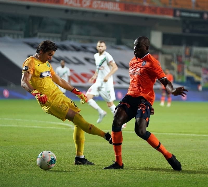 <p><b>DEMBA BA İSYANI </b></p><p><br></p><p>Demba Ba'ya yapılan hareketin penaltı olduğunu ifade eden Buruk, 'Hakemlerin yüzde 80-90'ı bunu verir. 2. yarıdaki penaltı zaten çok net, elle oynama var. Mustafa Yumlu, 'Elle oynadım ama penaltı değil' diyor ama baya içerideydi.' şeklinde konuştu.</p>