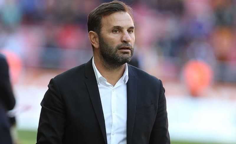 <p><b>OKAN BURUK SESLERİ </b></p><p><br></p><p>Sarı kırmızılı taraftarlar Terim'den sonra gelecek isim için Okan Buruk'u işaret ediyor.</p>