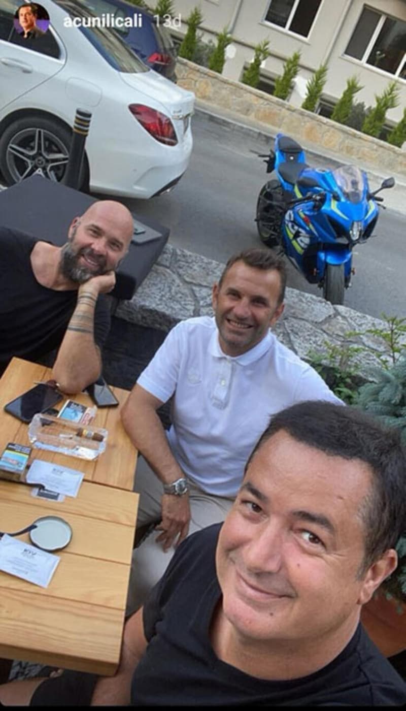 <p><b>ACUN ILICALI, OKAN BURUK </b></p><p><br></p><p>Geçtiğimiz günlerde Acun Ilıcalı, Beşiktaş'ta bir kafede Okan Buruk'la bir araya gelmişti. Ilıcalı, sosyal medyada fotoğrafı paylaştıktan sonra Fenerbahçe yakıştırmaları fazlalaştı.</p><p><br></p><p>Hürriyet</p>