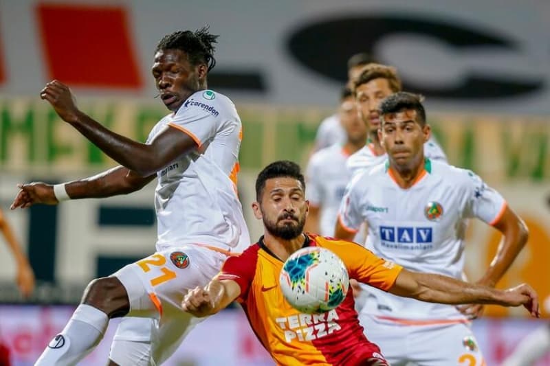 <p>Erol Bulut Galatasaray'a ters geliyor </p><p>Alanyaspor Teknik Direktörü Erol Bulut'un Süper Lig kariyerinde konuk ettiği takımlar arasında üç maçta üç galibiyet aldığı tek rakibi Galatasaray.</p>