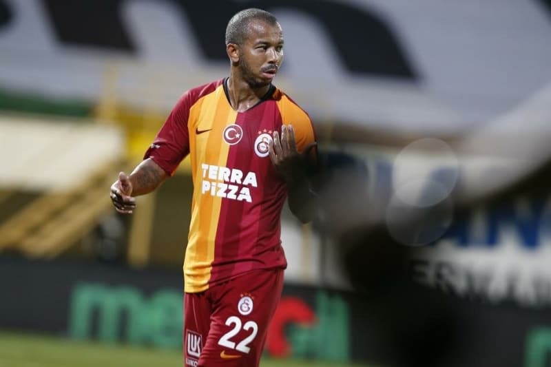 <p><b>'YETENEKLİ TAKIM'</b><br></p><p>'7 maçtır kazanamıyor Galatasaray, pandemiden de önce. Trabzon maçıyla Galatasaray bitirdi aslında. Kadro zafiyeti ve şampiyonluk yarışından kopulmasından ziyade Türkiye'de ne oynamasını bilen takımların karşısına hücuma çıkarken üçgenler kuran tek takım Alanyaspor. Ezberci ama yetenekli bir takım Alanyaspor. Cisse tecrübe ne demek dersek onun adını söyleriz. Alanyaspor ligimizin en istikrarlı, en becerikli ve gol adetini de artırdılar ve çok ciddiler. Alanyaspor takımı ve hocasını kutlamak lazım.'</p>