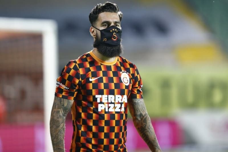 <p>'Adem 3. santraforken ihtiyaç oldu ve Galatasaray'ın en iyiysiydi. Adem'in goldeki hüneri, kafa vuruşu, Adem'i bugün çok beğendim. Oyunda aç bir oyuncu gibiler. Adem ve Falcao'nun gelecek sezon yeterli olacağını düşünüyorum. Galatasaray'ın önümüzdeki sezonla ilgili Beşiktaş ve Fenerbahçe'nin yapması gerekenleri yapacak. Fatih Terim'de şapkasını önüne koyacak.'</p>
