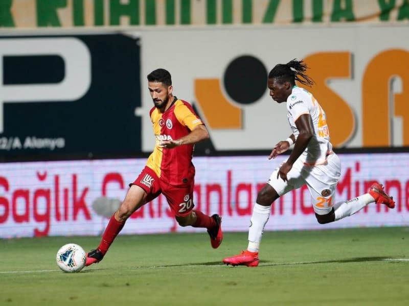 <p><b>'EROL HOCA SENEYE MUHTEMELEN ORADA OLMAYACAK'</b></p><p>'Alanyaspor'un yabancıları da yetenekli. Muhtemelen teknik adamları Erol hoca orada olmayacak seneye. Alanyaspor teknik direktör için basamak, Alanyaspor orada teknik direktör yetiştiriyor. Orada doğru bir sistem olduğu için hocalar da iyi gidiyor. Orada iyi bir scout ekibi var demekki. Yetenekli oyuncuları oynattığınız zaman birlikte ortaya böyle iyi sonuç çıkıyor.'</p>