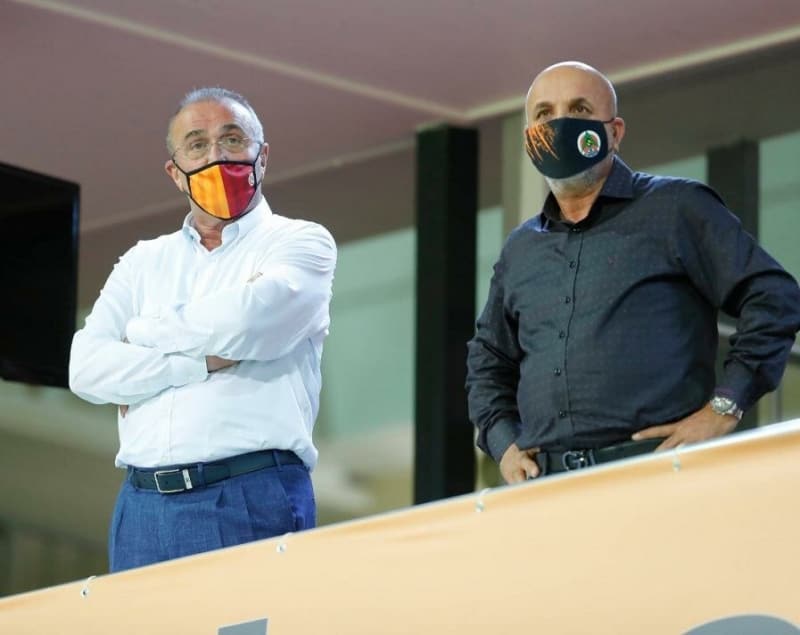 <p><b>'LİG 32-33. HAFTALARDA BİTEBİLİR'</b></p><p>'Trabzon ve Ankaragünü'nün maçları 2-2 bitti. Bu hafta 6-7 tane penaltı oldu. Ligde son haftaya kadar taşınabilecek bir tablo vardı. 32 veya 33'te de bitebilir artık. Trabzonspor'un bu hesapta olmayan uan kayıpları nedeniyle...'</p>