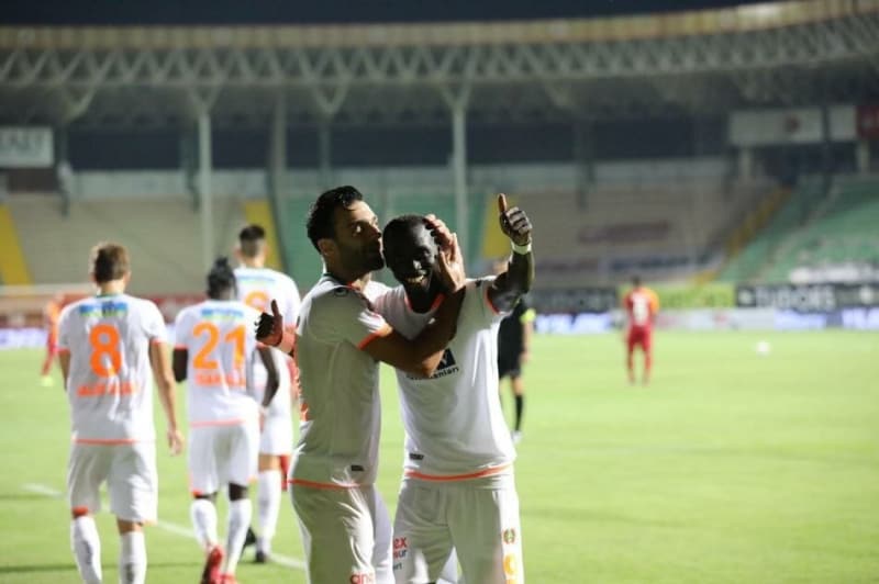 <p><b>'TRABZONSPOR ÖNE GEÇİP 24 PUAN KAYBETMİŞ'</b></p><p>'Şampiyon olmanız için puan kayıplarınıza bakacaksınız. 2-0 mağlupken kazandıklarınız değil. 62 puan almış, 93 puan alabilirsiniz tüm maçları kazanırsanır 31. haftaya kadar. 31 puan kaybetmiş Trabzonspor. Trabzonspor 24 puanını koruyamamış istatistiği var. Öne geçip kaybettiği 11 maç var. Öne geçip kaybettiği 24 puan var. Bu rakamlarla şampiyon olmanız matematiksel olarak var ama çok zor.</p>