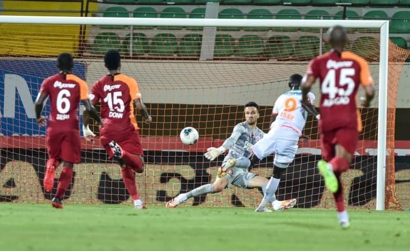 <p>'Kayserispor Rize'den sonra Gazianteple oynayacak sonra da Başakşehir olacak. Ligin son maçı eğer Başakşehir garantilerde orada konsantreler farklı olabilir. Rize'nin hiç bir türlü puan kaybetmemesi lazım. Ligden düşenlerin tamamlanması son haftaya kalır'</p>