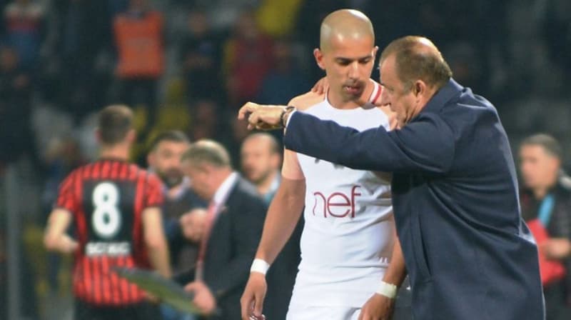 <p>Sarı-Kırmızılı yönetim,<b> senelik 3 milyon 850 bin Euro garanti ücret</b> alan Feghouli ile Terim’in talebi üzerine lig bittikten sonra masaya oturacak. </p>