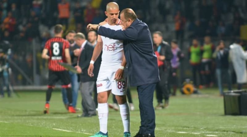 <p>Kalması gereken oyuncular listesinde Feghouli’ye de yer veren Terim’in, son iki şampiyonluğa özellikle son haftalarda yaptığı büyük katkılar nedeniyle <b>yıldız futbolcudan vazgeçmediği</b> ifade ediliyor.</p>