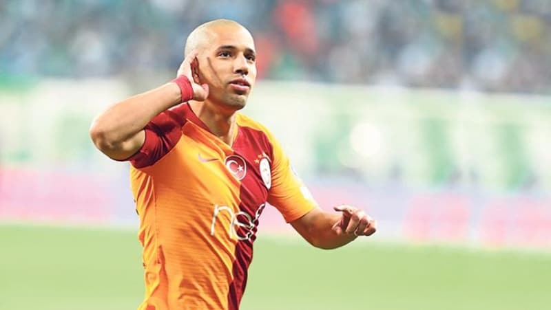 <p>Yönetimin, kontratı 1 yıl daha uzatarak <b>2023</b>’e çekmeyi, ancak bununla birlikte mevcut maaşı da<b> 2 milyon 750 bin Euro</b> bandına getirmeye çalışacağı bildirildi.</p>