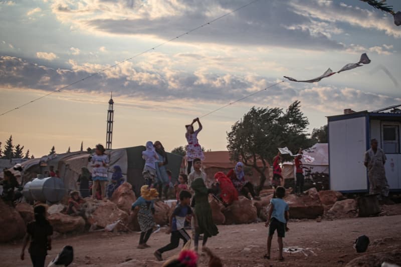 <p>Trkiye, Rusya ve ran'n katld, 4-5 Mays 2017'deki Astana toplantsnda, dlib ve komu illerin (Lazkiye, Hama ve Halep vilayetleri) baz blgeleri, Humus ilinin kuzeyi, bakent am'daki Dou Guta ile lkenin gney blgeleri (Dera ve Kuneytra vilayetleri) olmak zere 4 'gerginlii azaltma blgesi' oluturuldu ancak rejim ve ran destekli terristler, atekes ilanyla durumun muhafaza edilmesinin kararlatrld 4 blgeden 3'n Rusya'nn hava destei sayesinde ele geirdi ve dlib'e younlat.</p>